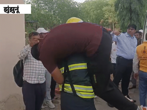 झुंझुनूं में एयर स्ट्राइक की मॉक ड्रिल की गई। इस दौरान पुलिस-प्रशासन और वॉलंटियर्स ने घायलों को अस्पताल पहुंचाया।