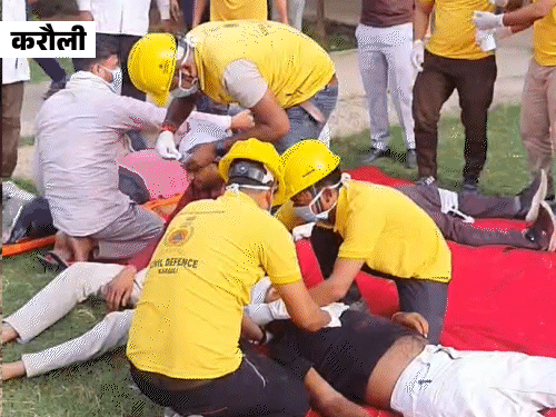 करौली के गवर्नमेंट कॉलेज में हवाई हमले की मॉक ड्रिल की गई। हवाई हमले की सूचना मिलते ही पुलिस प्रशासन, आपदा प्रबंधन दल, अग्निशमन विभाग और चिकित्सा टीम मौके पर पहुंची।
