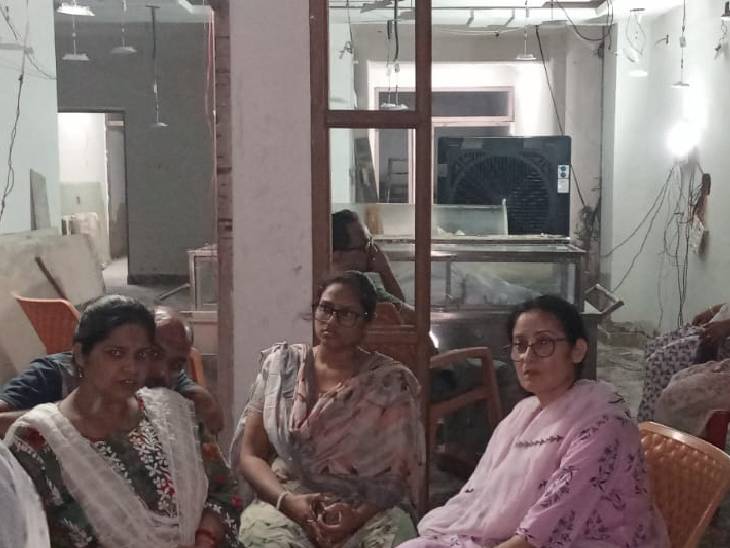 पूरी रात परिजन शवों के पास ही बैठे रहे।