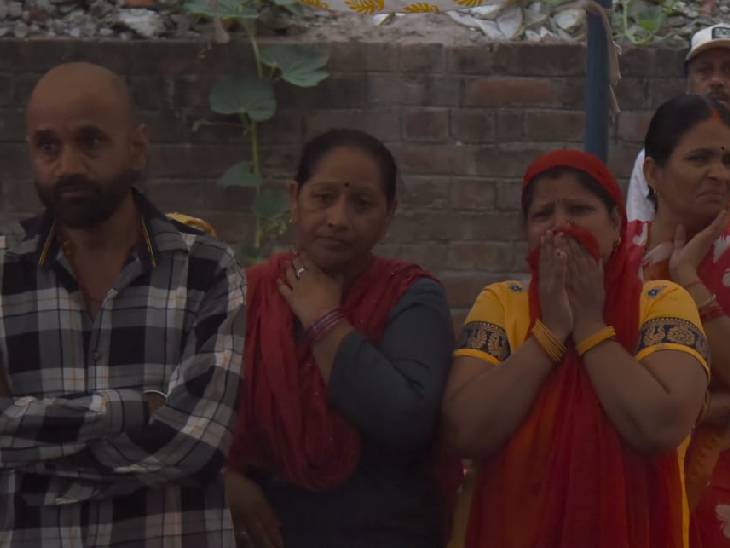 शव आने के बाद घर के बाहर लोगों की भीड़ जुट गई।