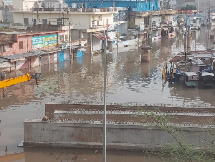 सीकर में बारिश के कारण नवलगढ़ रोड पर करीब एक फीट तक पानी भर गया।