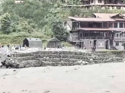 सिक्किम में बारिश के चलते तीस्ता नदी उफान पर है। इससे फिदांग बेली ब्रिज को भी नुकसान पहुंचा।