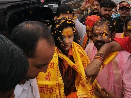 Mamta Kulkarni reached Kalki Dham in Sambhal on Sunday. He was welcomed here amidst Matrocharan. - Dainik Bhaskar