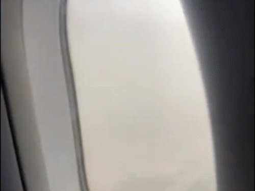 There was a dust storm in Delhi NCR. This video was made by the passenger on the flight. - Dainik Bhaskar