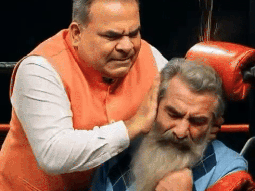 लुधियाना में हलका पश्चमी में उप-चुनाव दौरान आम आदमी पार्टी के उम्मीदवार संजीव अरोड़ा की सोशल मीडिया द्वारा तैयार किया गया वीडियो जिसमें आशु को रेस्लिंग रिंग में पीट रहे संजीव अरोड़ा। - Dainik Bhaskar