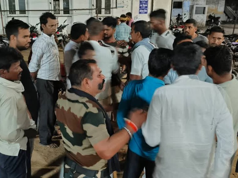सदर अस्पताल में जुटे परिजन और ग्रामीण।