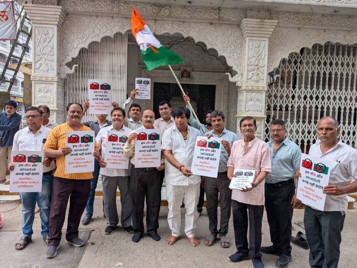 पिछले दिनों इंदौर रिटेल गारमेंट्स एसोसिएशन के पदाधिकारियों ने विदेशी कपड़े नहीं बेचने की शपथ ली थी।