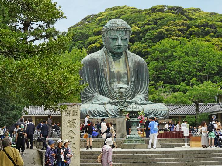 विचारमग्न मुद्रा में बैठे बुद्ध की विशालकाय प्रतिमा, जो जापान के कामाकुरा शहर में स्थित है। - Dainik Bhaskar