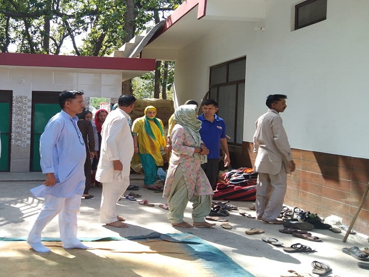शहीद के घर पर शोक जताने पहुंच रहे रिश्तेदार