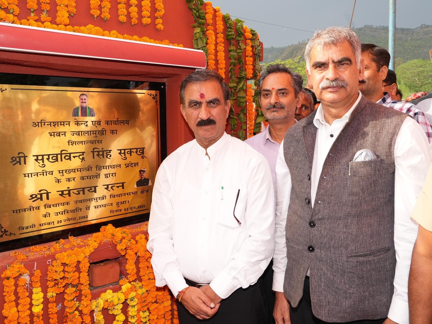 अग्निशमन केंद्र का शिलान्यास करते हुए सीएम।