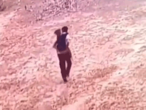 बच्ची को पीठ पर बैठाकर जंगल की तरफ ले गया था युवक। - Dainik Bhaskar