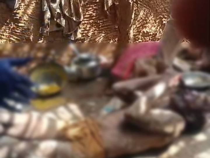 घर का दरवाजा खुला था, बुजुर्ग की लाश पड़ी हुई थी।