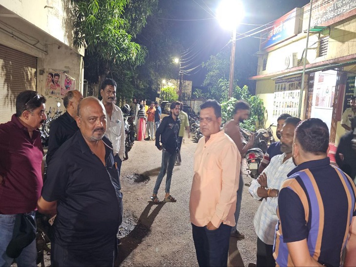 वैशाली नगर थाने के बाहर रात में परिजनों का जमावड़ा। - Dainik Bhaskar