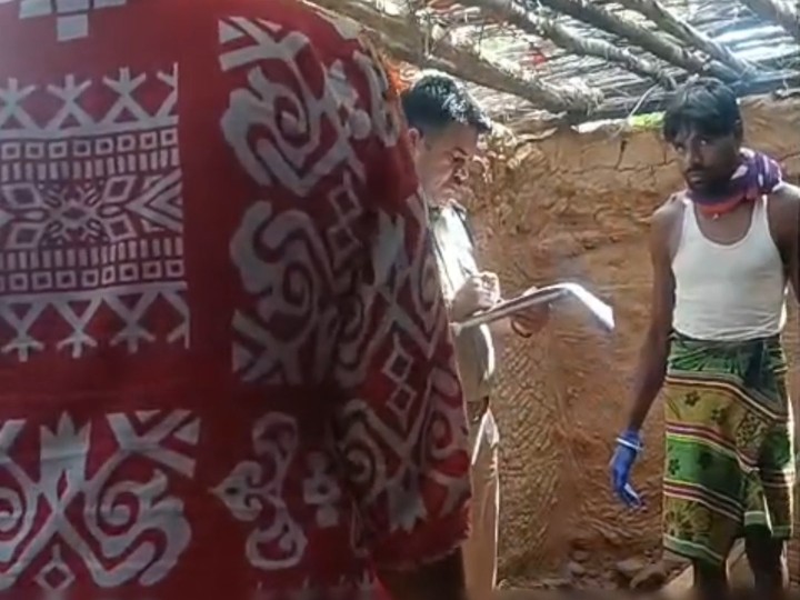 खून से लथपथ बुजुर्ग की लाश किचन में मिली।
