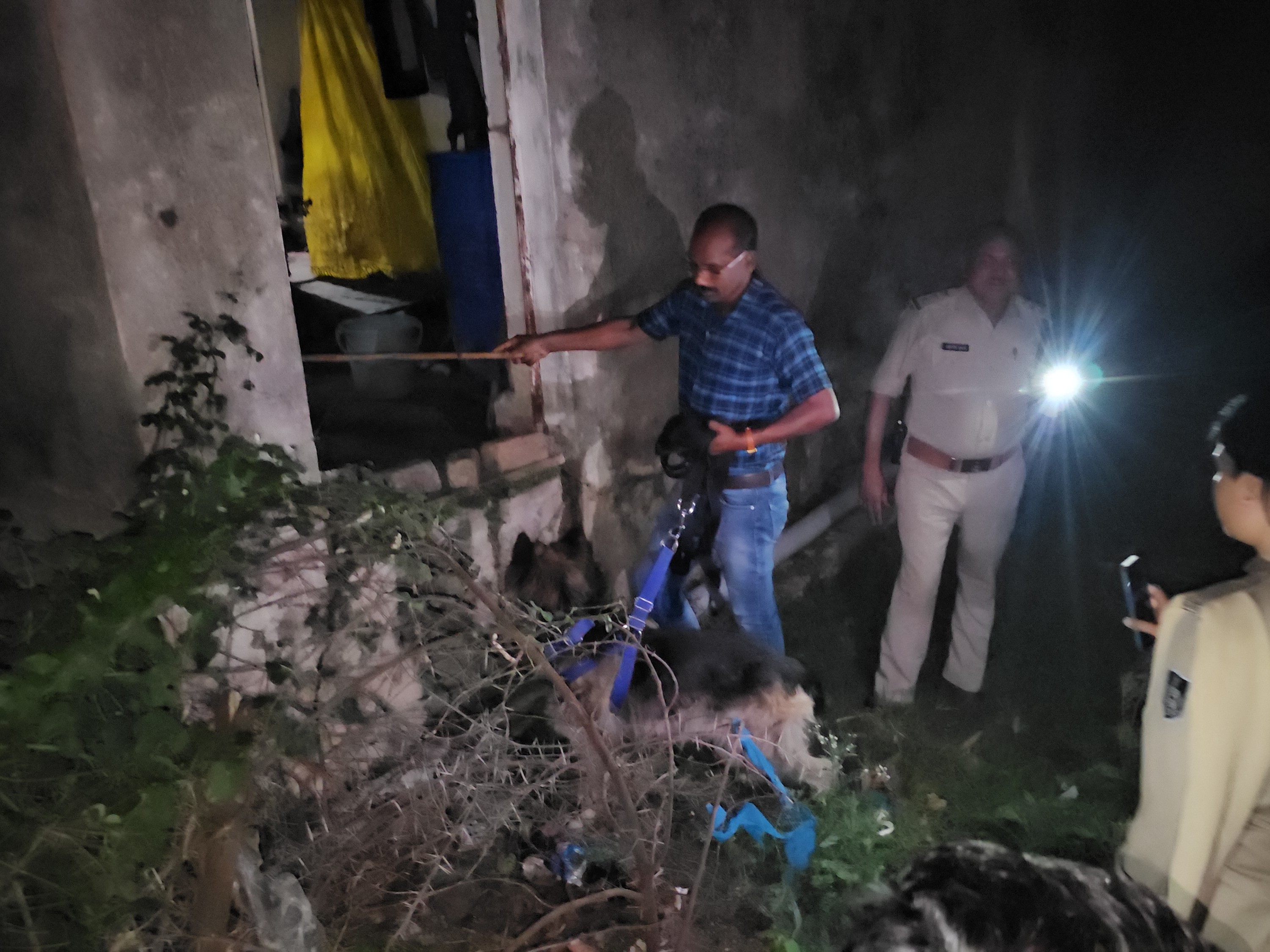 इसी दरवाजे से चोर घटना को अंजाम देकर भागे हैं।