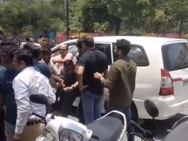 वाधवानी के गार्ड ने जब बंदूक निकाली तो व्यापारियों ने उसे भी पीटा।