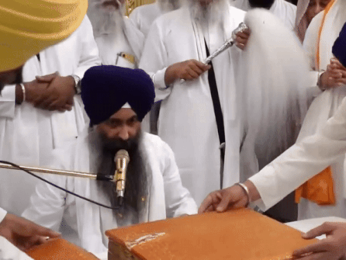 गोल्डन टेंपल में घायल श्री गुरु ग्रंथ साहिब के दर्शन करवाते हुए। - Dainik Bhaskar