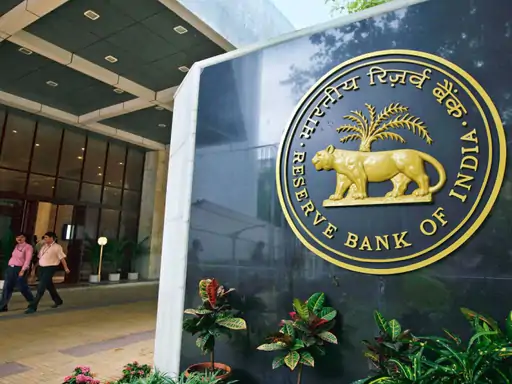 इससे पहले हुई दो बैठक में 0.50% की कटौती हो चुकी है। इससे रेपो रेट गिरकर 6% पर आ गई है। - Dainik Bhaskar