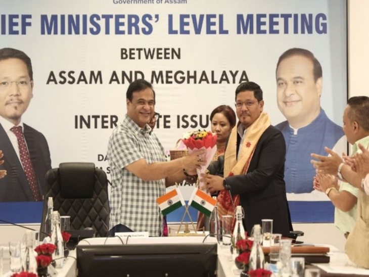 Assam Chief Minister Himanta Biswa Sarma and Meghalaya Chief Minister Conrad Sangma held a meeting in Guwahati. - Dainik Bhaskar