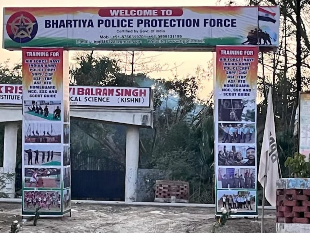 यह ट्रेनिंग सेंटर का मेन गेट है। इसमें ट्रेनिंग से जुड़े तमाम फोटो लगाए गए हैं।
