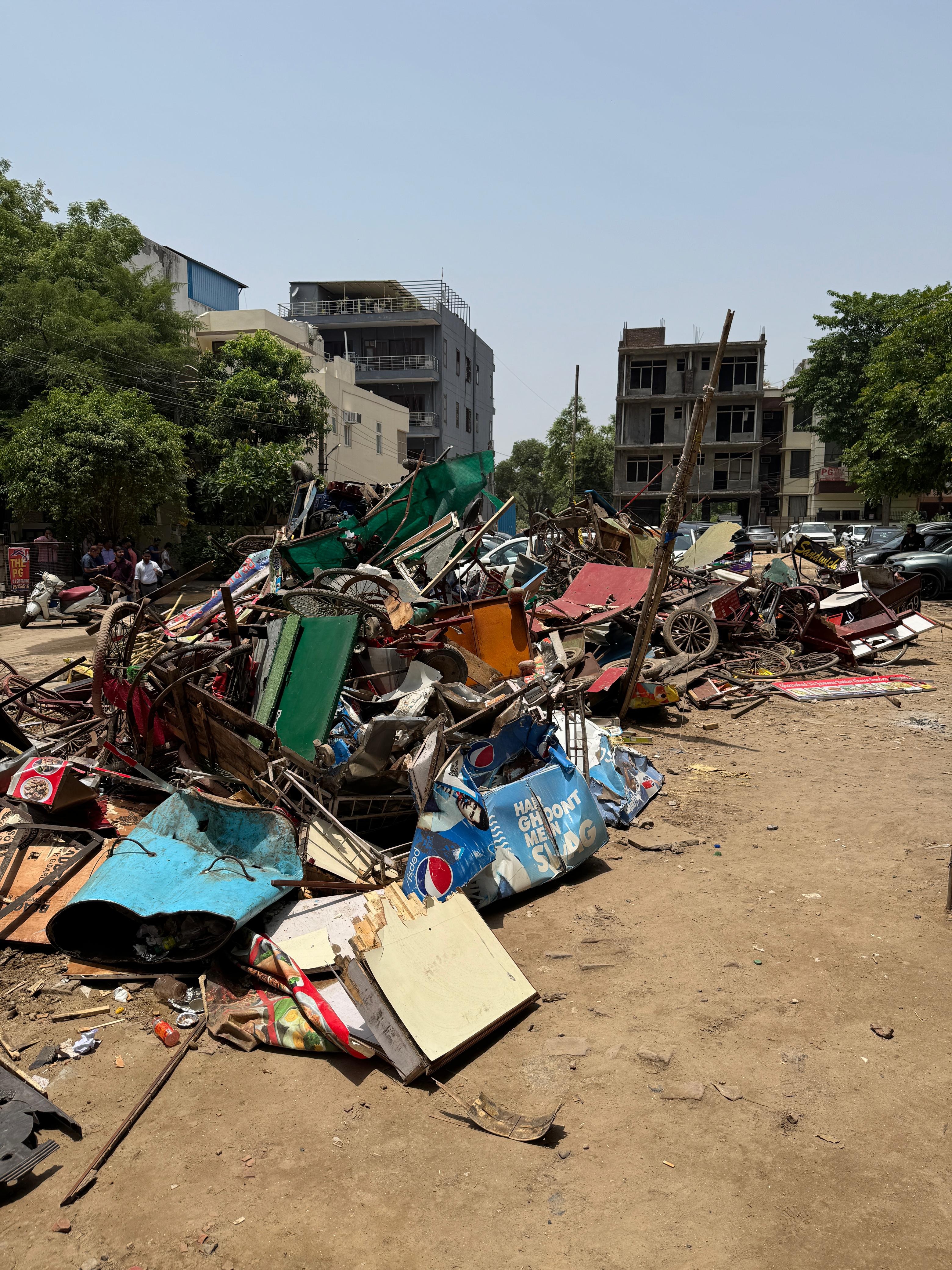 गुरुग्राम में सड़कों पर अवैध रूप से लगने वाली रेहड़ियों को तोड़ा जा रहा है।