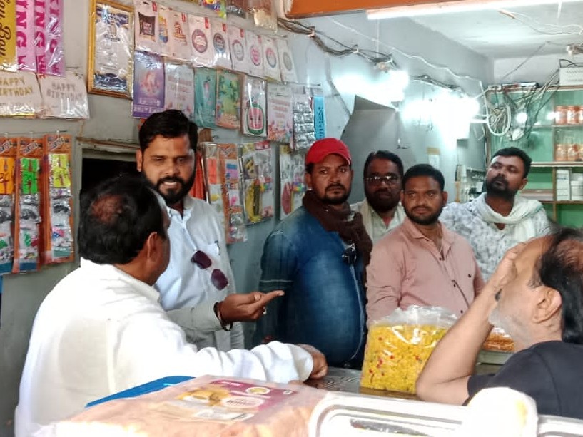 नगर निगम की टीम ने दुकानदारों को समझाइश दी।