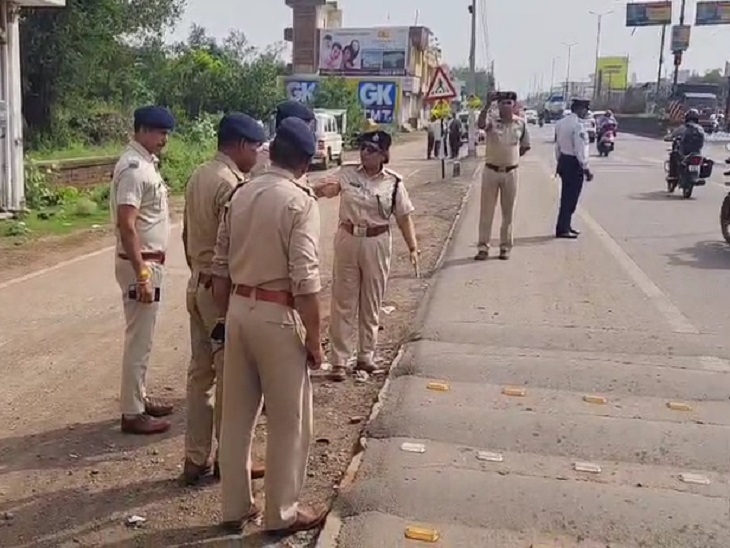 अमानक ब्रेकर के बारे में जानकारी देती एएसपी ट्रैफिक ऋचा मिश्रा