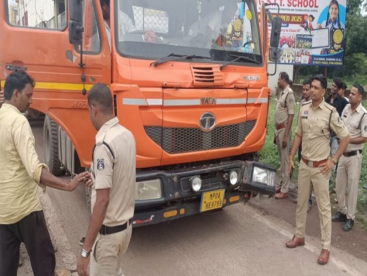 दुर्घटना के बाद ट्रेलर को पुलिस ने किया जब्त