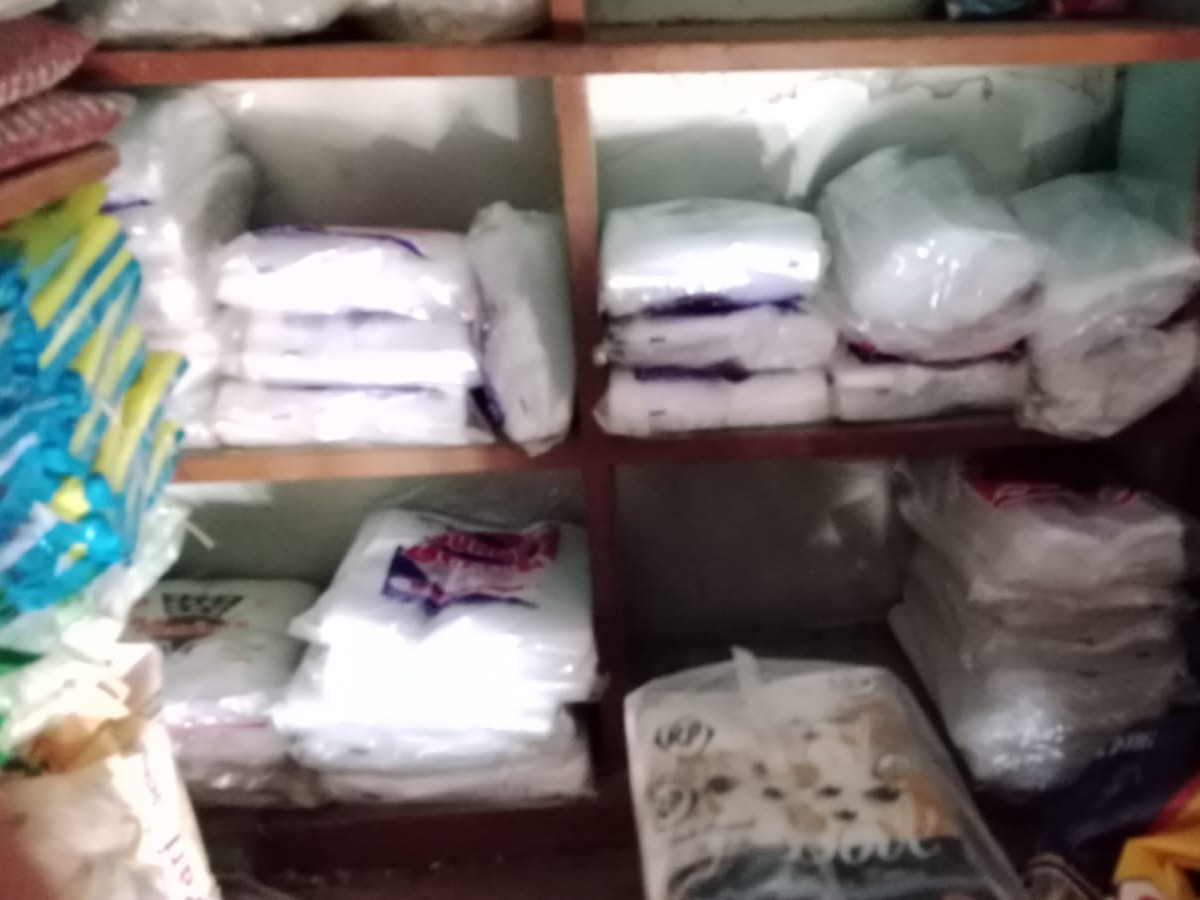 दुकानदार घर की छत पर पॉलिथीन छिपाकर रखे थे।