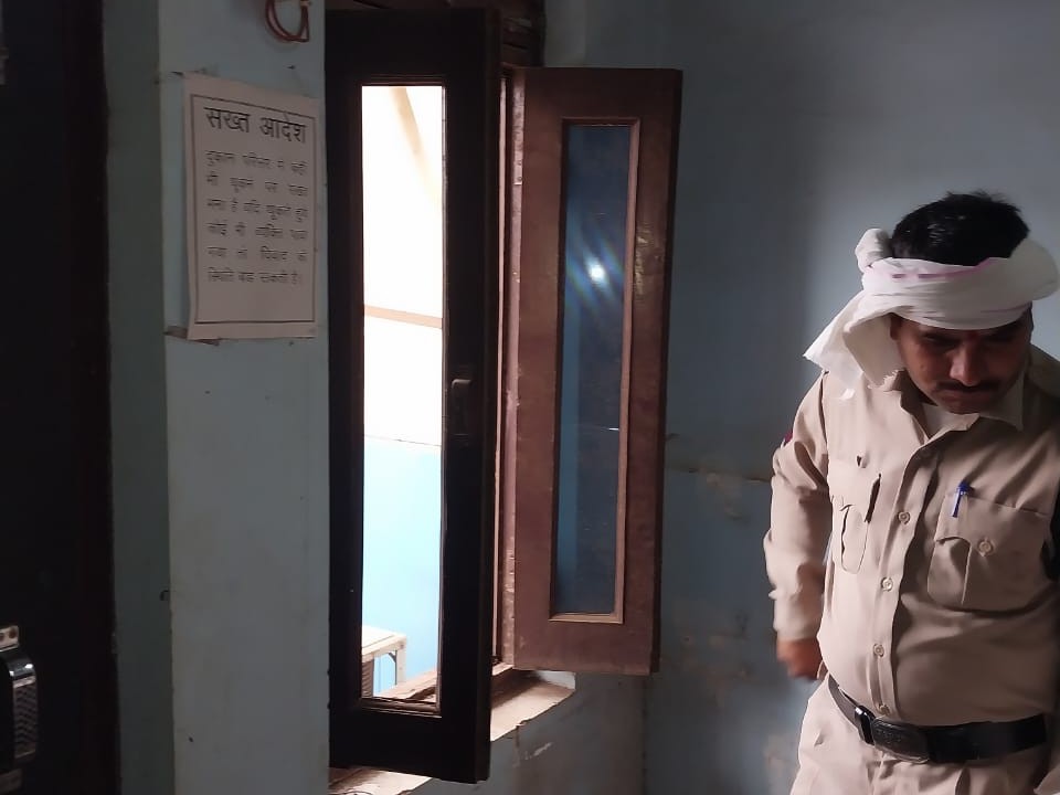 दुकान की दूसरी मंजिल की खिड़की तोड़कर अंदर घुसे चोर।