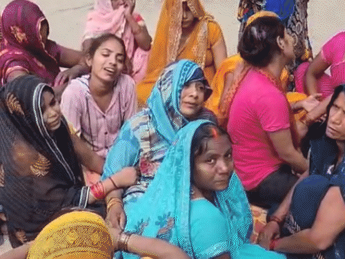युवक के घर पर बड़ी संख्या में लोग जुट गए हैं। मां रो-रोकर बेसुध हैं। वह बीच-बीच में चीख पड़ती हैं।