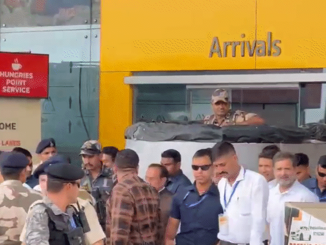 भोपाल एयरपोर्ट पर राहुल गांधी का स्वागत कांग्रेस प्रदेश अध्यक्ष जीतू पटवारी, पूर्व मुख्यमंत्री कमलनाथ, विधानसभा में विपक्ष के नेता उमंग सिंघार समेत सीनियर लीडर ने किया।