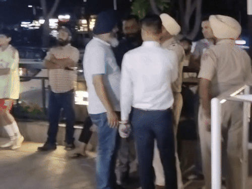 मोहाली की परिया मार्केट में तैनात पुलिस के जवान।
