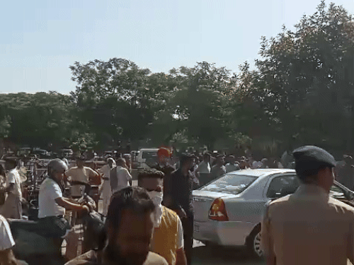लोगों को पीछे हटाते पुलिसकर्मी।