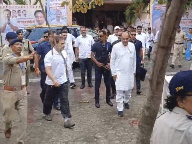 राहुल गांधी ने पीसीसी दफ्तर के बाहर पूर्व पीएम इंदिरा गांधी को पुष्पांजलि दी। सीएम मोहन यादव ने कहा- राहुल ने दादी को पुष्पांजलि देते हुए जूते नहीं उतारे। ये हमारी संस्कृति के विरुद्ध है।