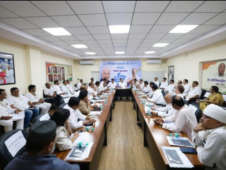 पीसीसी कार्यालयात, राहुल यांनी प्रथम राजकीय व्यवहार समितीची बैठक घेतली. पीएसी सदस्य नकुल नाथ त्यात उपस्थित राहिले नाहीत.