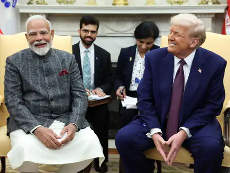 मोदी 14 फरवरी को अमेरिका दौरे पर पहुंचे थे। व्हाइट हाउस में उनकी ट्रम्प से मुलाकात हुई। (फाइल फोटो) - Dainik Bhaskar