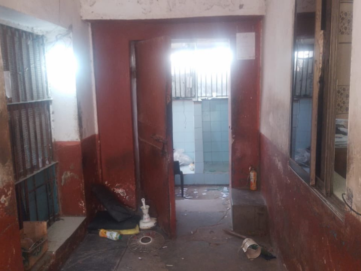 कैदियों के भागने के बाद जेल के बैरक की तस्वीर।