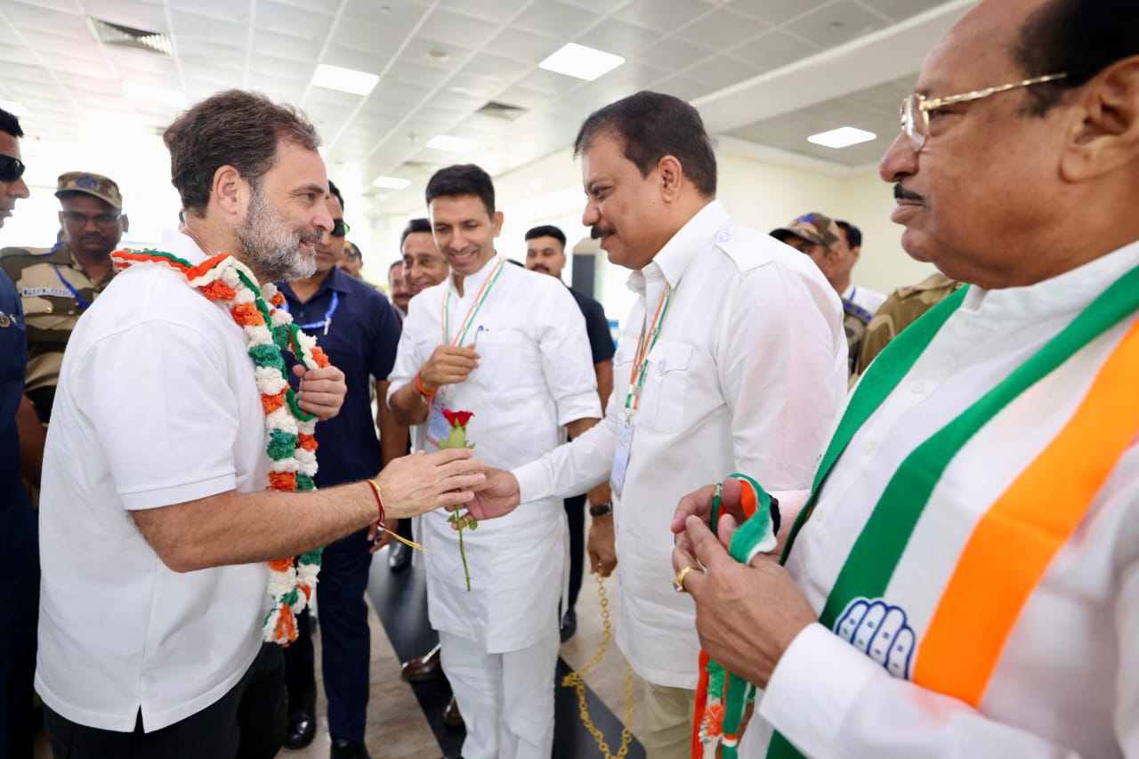 पीसीसी दफ्तर में राहुल गांधी सबसे पहले सबसे पहले पॉलिटिकल अफेयर्स कमेटी की बैठक ले रहे हैं। पीएसी मेंबर नकुलनाथ इसमें शामिल नहीं हुए हैं।