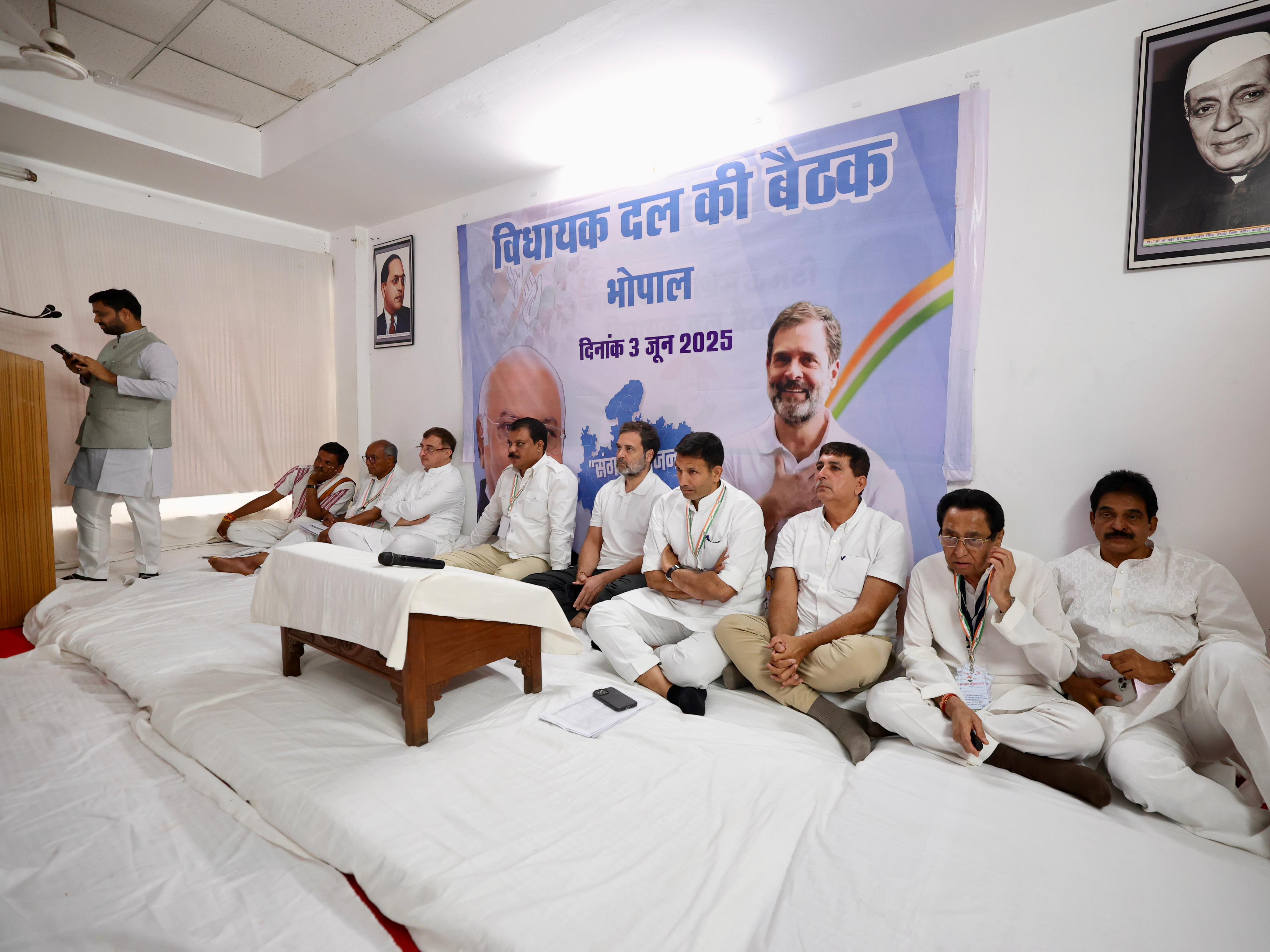 काँग्रेस विधिमंडळ पक्षाच्या बैठकीत राहुल गांधी यांनी आमदारांशी संवाद साधला.