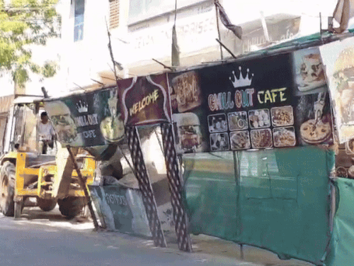 20 फरवरी को कैफे के बाहर हुए अवैध निर्माण को तोड़ा गया था। इसी कैफे में बच्चियों के साथ हैवानियत हुई थी।