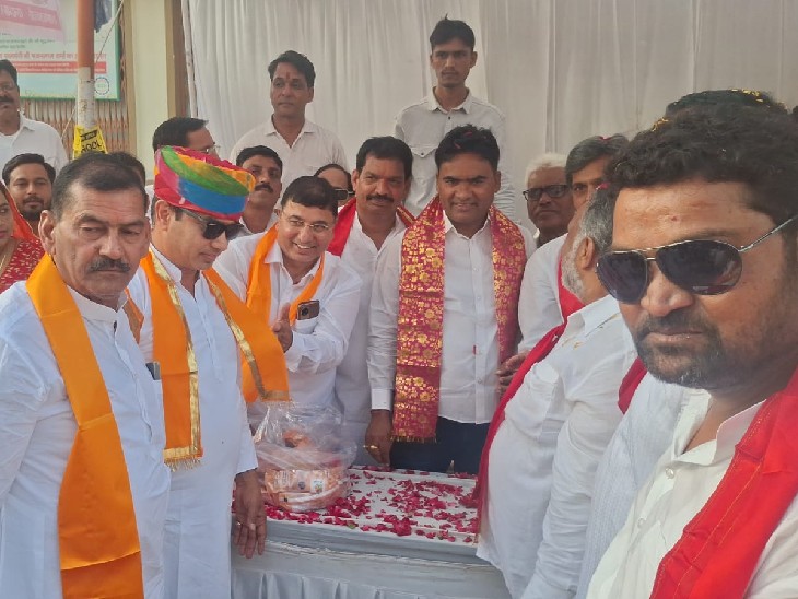 चित्तौड़गढ़ विधायक चंद्रभान सिंह आक्या व उनकी टीम ने भी शोभायात्रा का पुष्प वर्षा कर भव्य स्वागत किया और श्रद्धालुओं का उत्साह बढ़ाया।