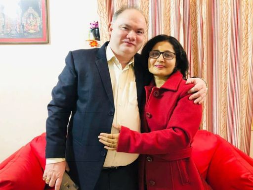 पूर्व IRS अफसर अमित ने कई संपत्तियां पत्नी डॉली निगम के नाम पर खरीदी हैं।