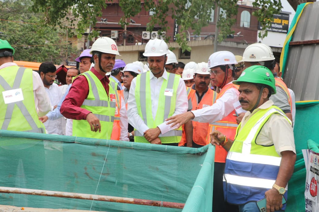 टनल खुदाई का काम पूरा होने पर मौजूद मंडलायुक्त शैलेंद्र कुमार सिंह।