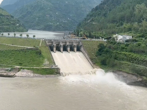 हिमाचल की अलग अलग नदियों पर बने डैम पूरी तरह भरने लगे है। ज्यादातर डैम 80 से 90 प्रतिशत तक भर चुके है। - Dainik Bhaskar