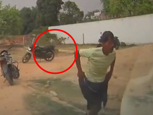 तेंदुए यह तस्वीर कार में लगे CCTV में कैद हुई थी। बाद में वनकर्मियों ने उसके मूवमेंट को ट्रेस किया था।