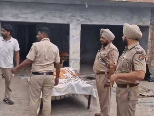 युवक और युवती की हत्या की सूचना पर मौके पर पहुंची पुलिस।