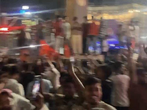 रायपुर में RCB की जीत के बाद जश्न। बड़ी संख्या में लोग जयस्तंभ चौक पहुंचे।
