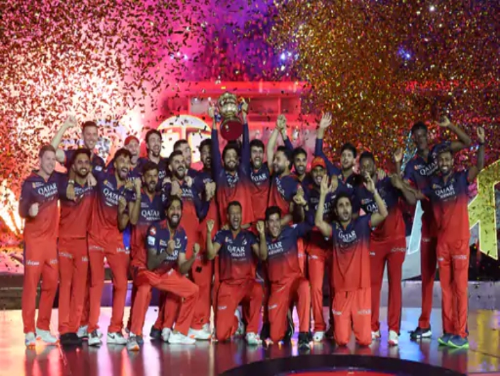 IPL जीतने के बाद ट्रॉफी के फोटो शूट करती RCB की टीम।