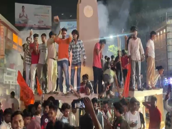 रायपुर के जयस्तंभ चौक का नजारा, जहां चारों तरफ लोग RCB-RCB चिल्लाते नजर आए।